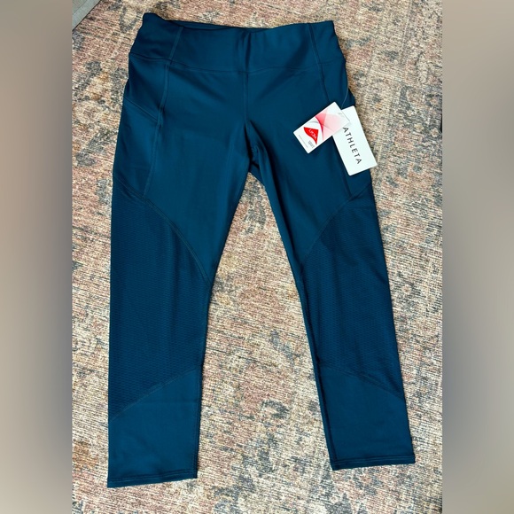 Athleta Mesh Contender Capris (Size: Medium) - Picture 1 of 3